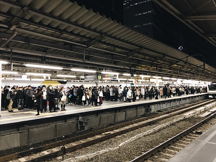 OMG look at all those people waiting to get on the train!!!