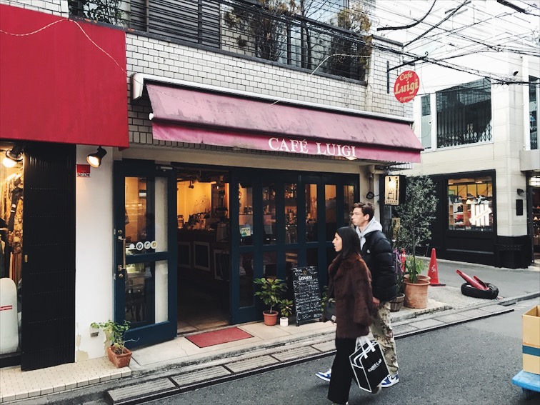 I only came here cuz I needed to pee, but out of respect I ordered a Caffe Mocha.