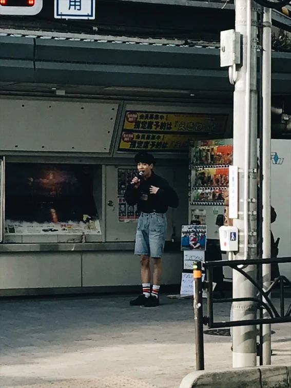 Yo look at the swag on this street performer. Lol. 