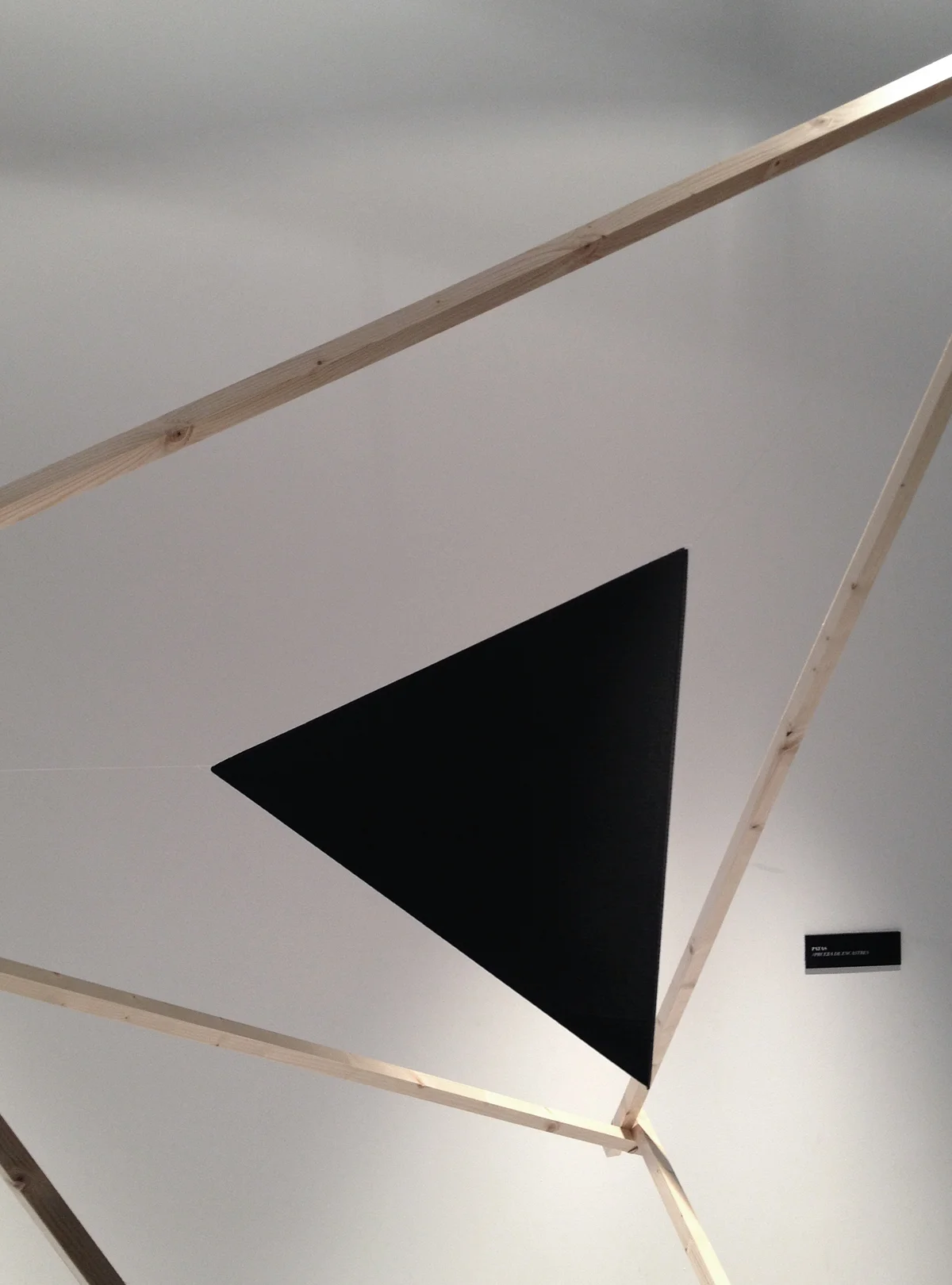 makebardo_Floating_Tetrahedron_02.jpg