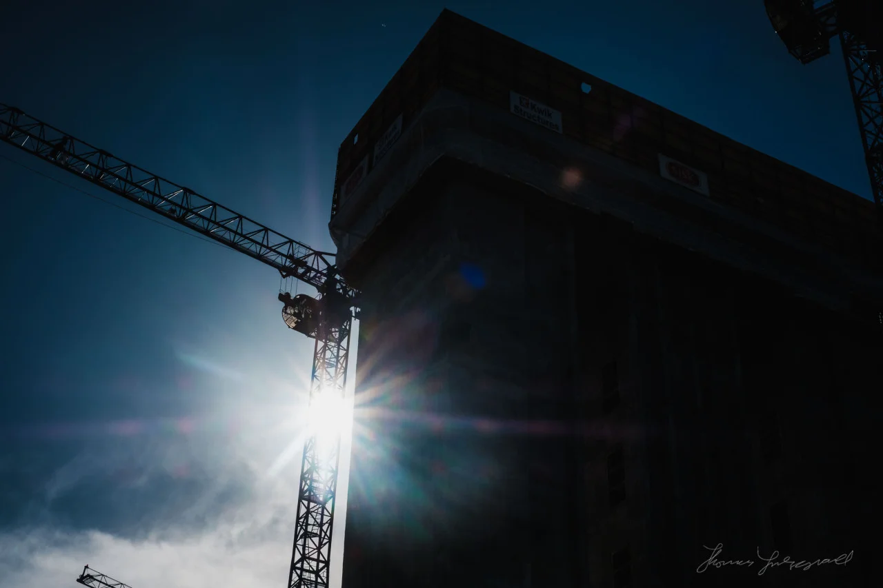 The sun catches one of the cranes on a building site in the docklands, check out more photos on the blog buff.ly/2dqQjXt