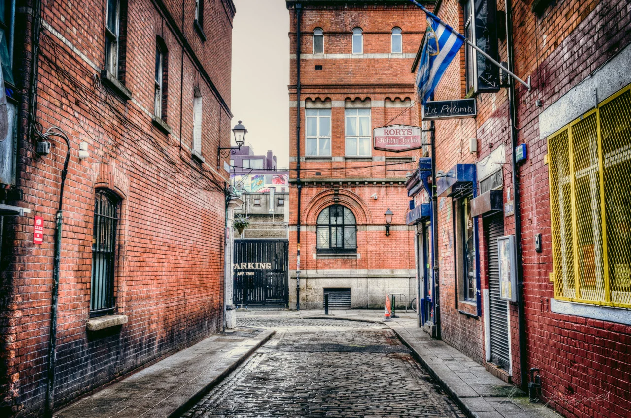 Asdil’s Row, In Temple Bar
This is one of my favourite streets in Temple Bar, for no real reason as there’s nothing really on it. I think it’s the combination of the colours of the buildings and the textures with everything from the cobblestones to the red bricked buildings.