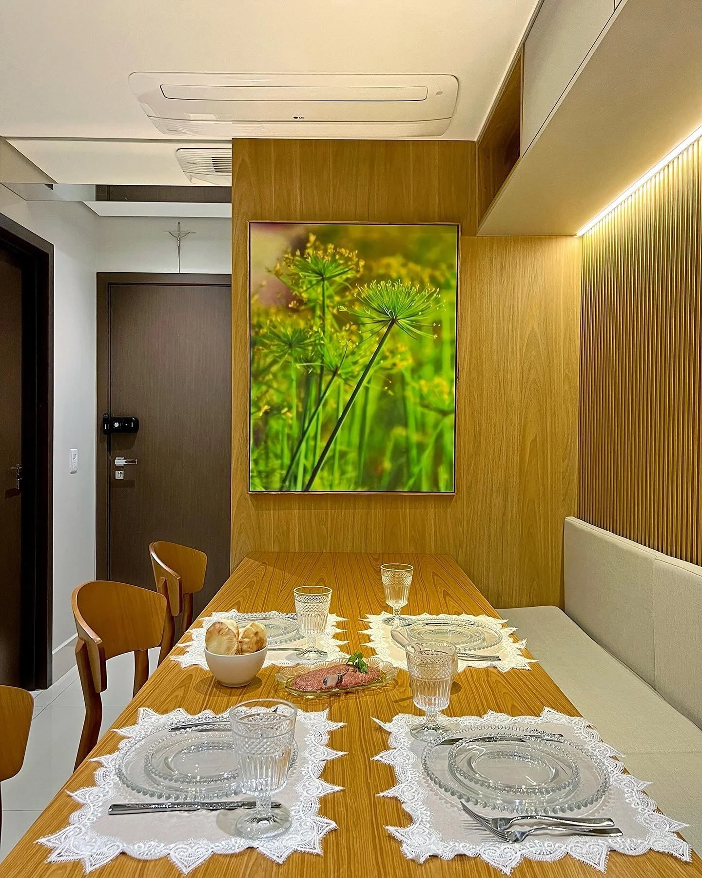 Obra de 1,00 x 1,00 no CANVAS FINE ART, com moldura natural  Freij&oacute;