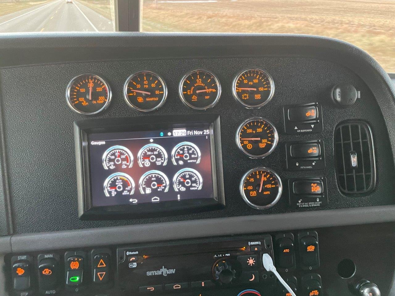 2018 Peterbilt Dash.jpg