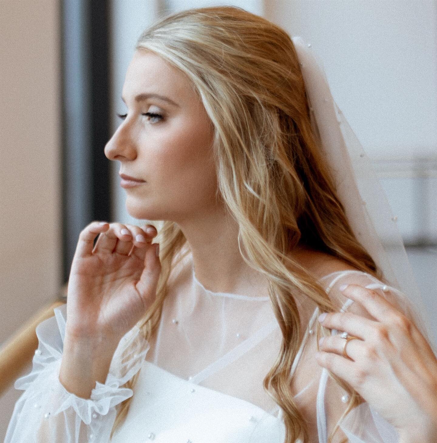 Alexa&rsquo;s summer wedding was such a sweet mix of classic elements (I love the pearl accents on her dress and veil! 😍) with a modern touch. I kept her makeup soft and ethereal, emphasizing her beautiful blue eyes and bone structure with champagne