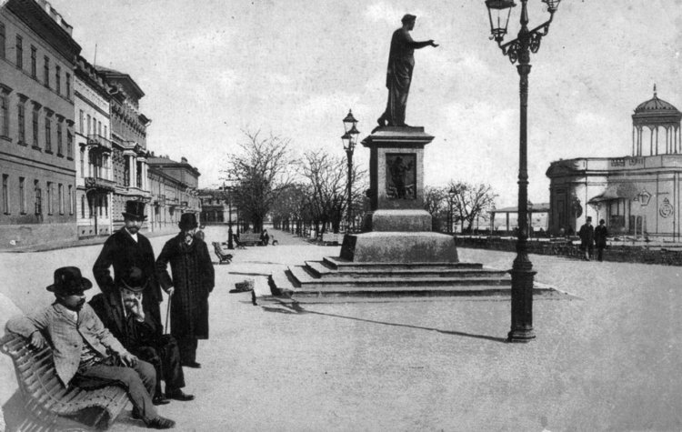 The monument to the Duc de Richelieu on Prymors'kyi Boulevard. Postcard from the beginning of the twentieth century.