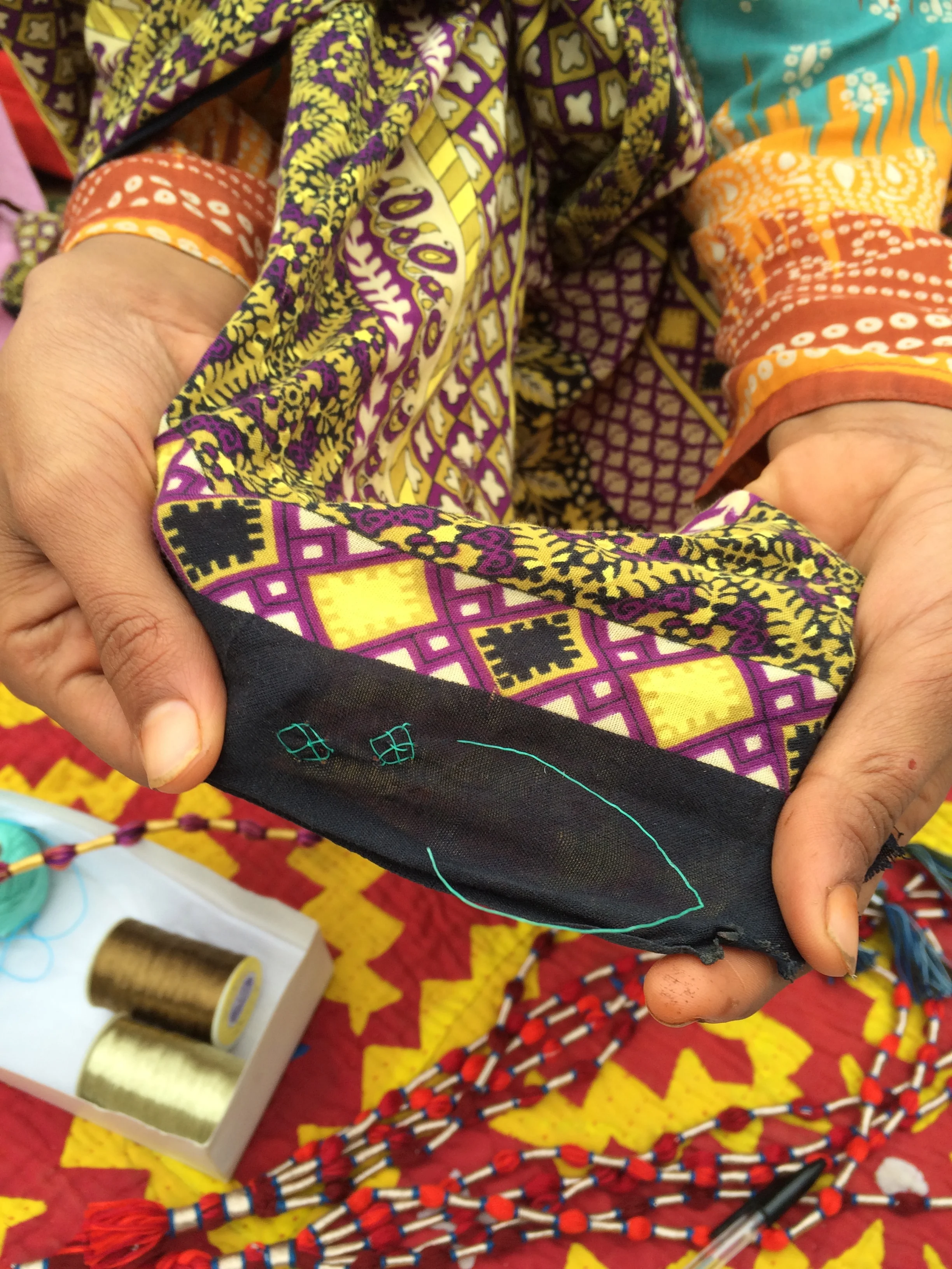 AGJ village: sampling with nylon yarns in embroidery