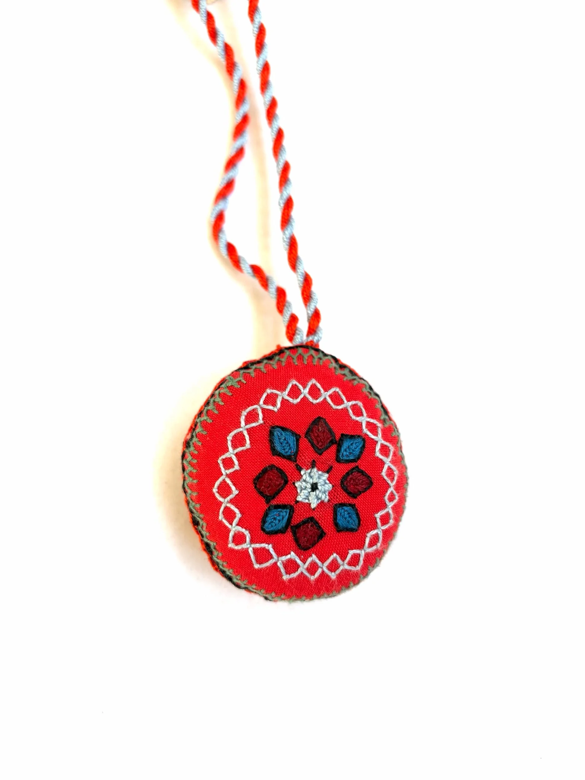 Round ornamental amulet - Red candy mix