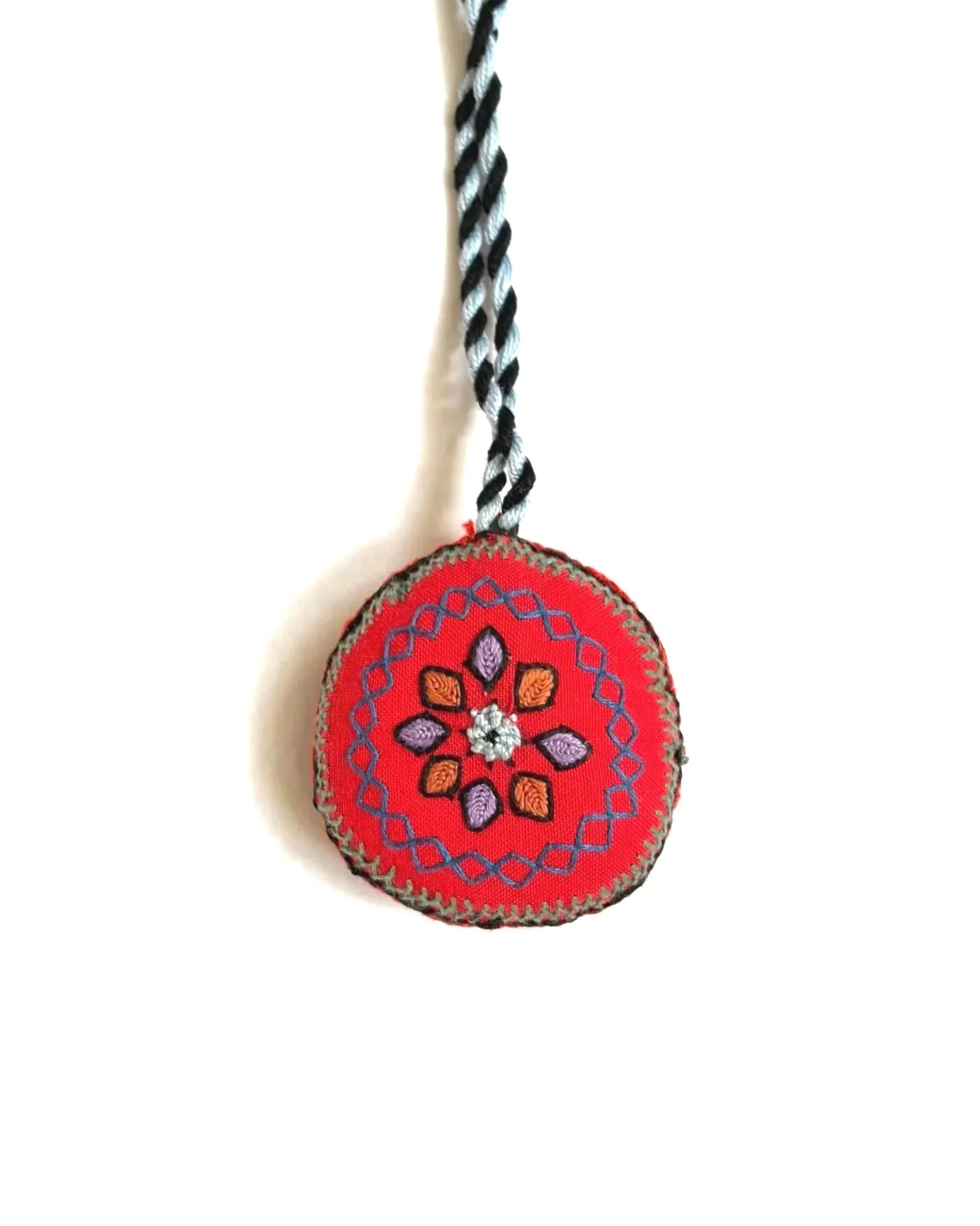 Round ornamental amulet - Red candy mix dark