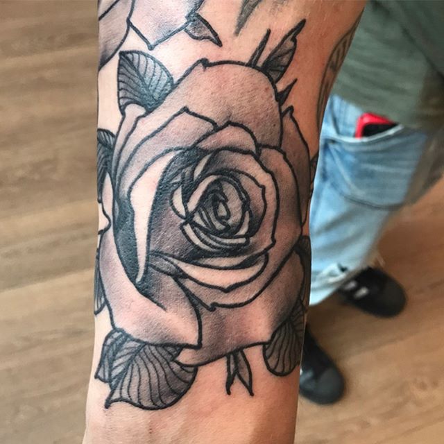 Finished the day with a couple of roses on a drop in client. :) #rmco #redmonkeycorp #norwegiantattooers #rosetattoo #blackandgreytattoo