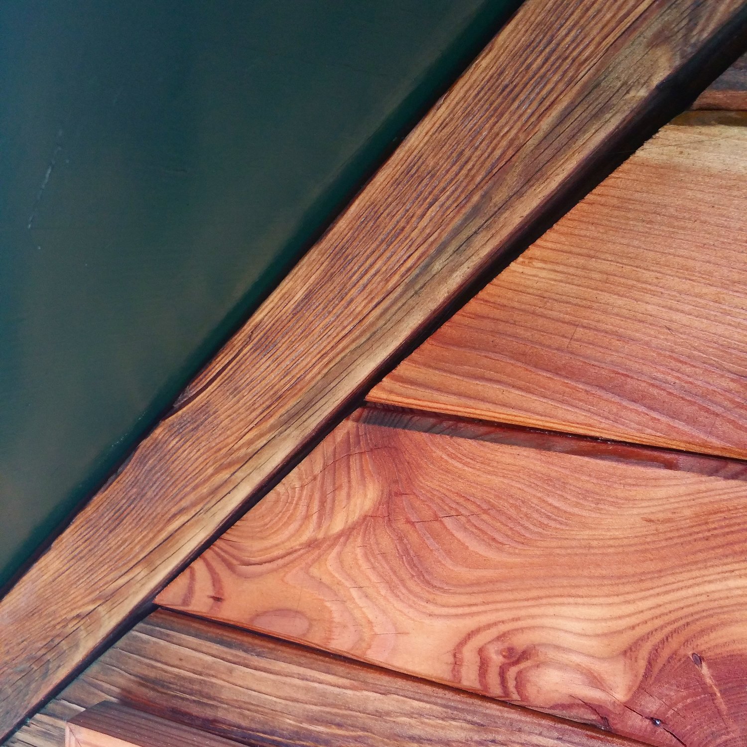 Kubbcache: detail of reclaimed wood used in construction.