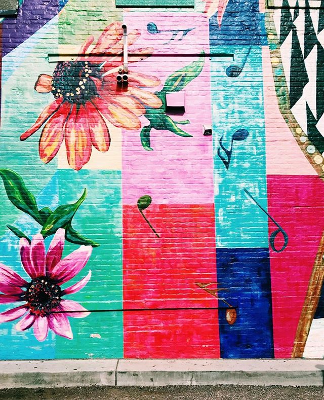 Mural mural on the wall...🤩⁠
⁠
#ubran #minneapolis #mpls #flowers #colorful #mural #art #streetart #urbanbeauty #music #summer #summertime #sunshine #city #minnesota #sidewalkart #fullbloom