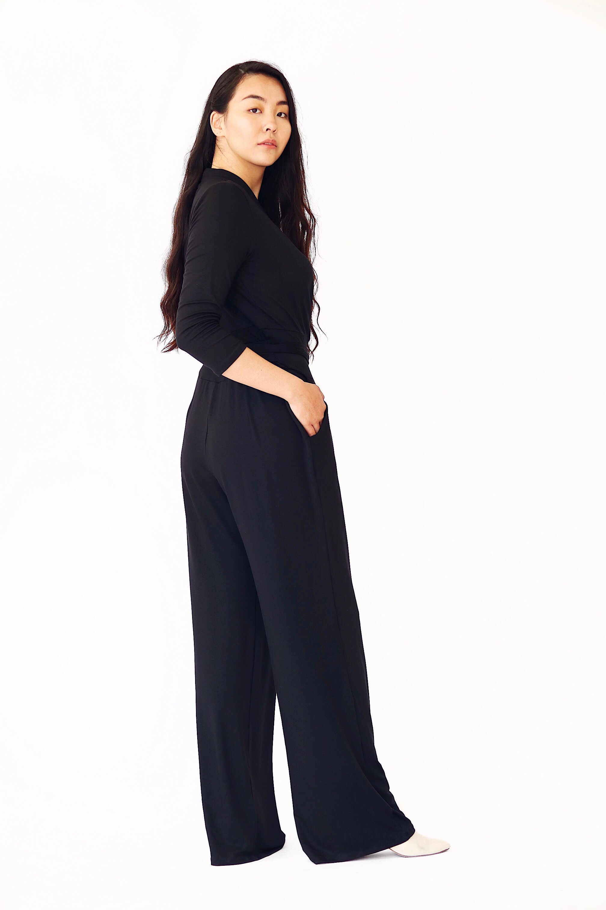 TAYLOR_JAY_ESSENTIALS_LONDON_JUMPSUIT_RIGHT_SIDE_ANGLE_POCKET.jpeg