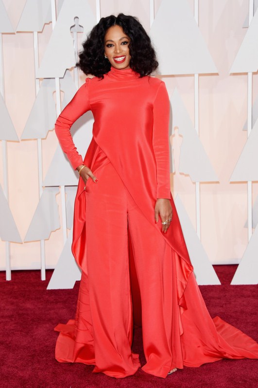 Donning a red top and trousers from Christian Siriano’s Fall 2015 collection, Solange Knowles flashed a confident smile. It’s different to say the least, but the turtleneck made it a bit awkward. Had the neckline been scooped, it would’ve shown declotage and made for an even more beautiful look