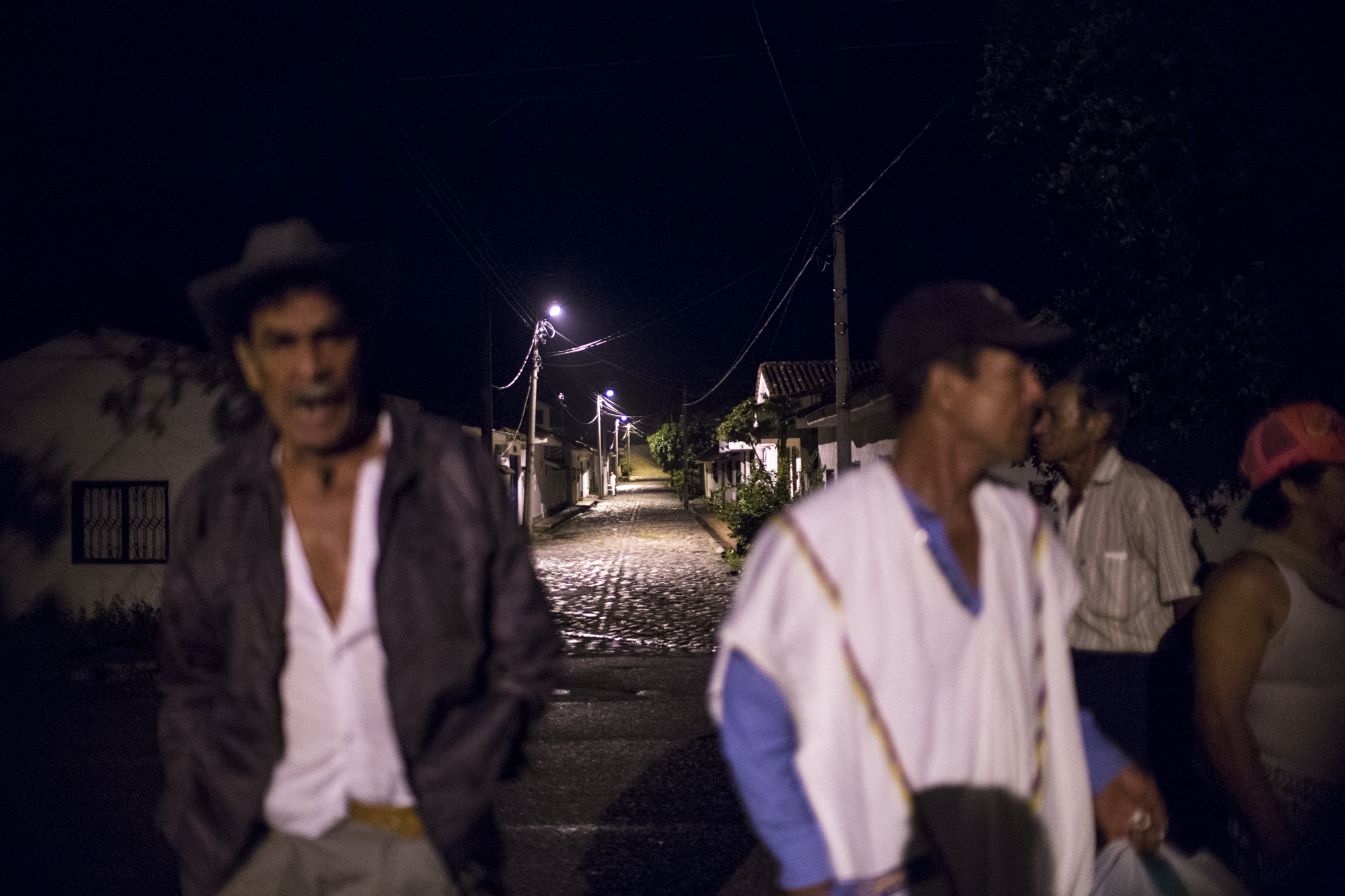     Members of ASOQUIMBO return to their hometown at 3am after a ceremonious homecoming for their battle against the Italian transnational company ENEL which constructed the Quimbo dam on the Magdalena River, displacing some 30,000 farmers and fisher