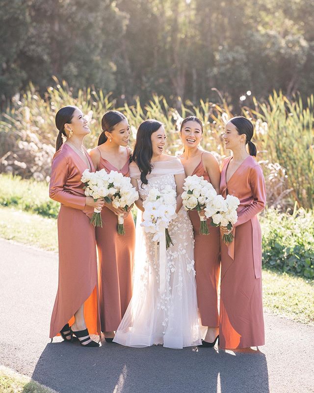 Quite possibly one of my all time favourite bridal + bridesmaid gown ensembles, styled and oh so perfectly put together by the fashionista babe @le_demoiselle herself ✨✨✨ Make up by @soni.yun | Bouquets by @clementineposy | Reception Florals by @alek