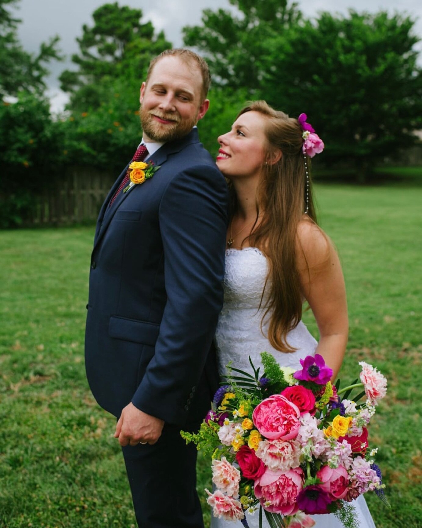 Dreaming of warm weather, green grass, and Spring weddings 💕💕💕 
📷 @averiblackmon