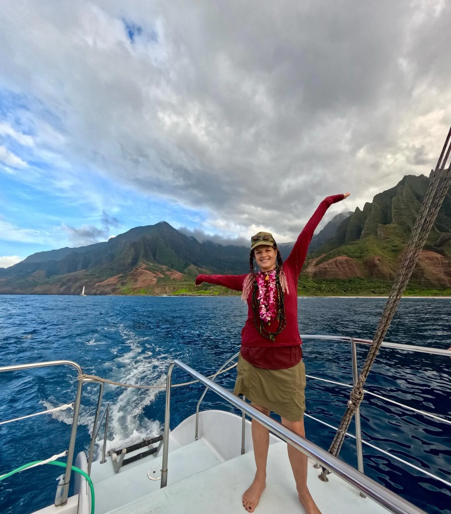 🎉 Birthday dump! I had such a fintastic bday this year, thanks to beloved friends &amp; a magical Napali Coast boat ride, one of my favorite spots on Earth. 🏝️ 

The day before my bday I got together with my lovely mermaid pod &amp; did a lovely sw