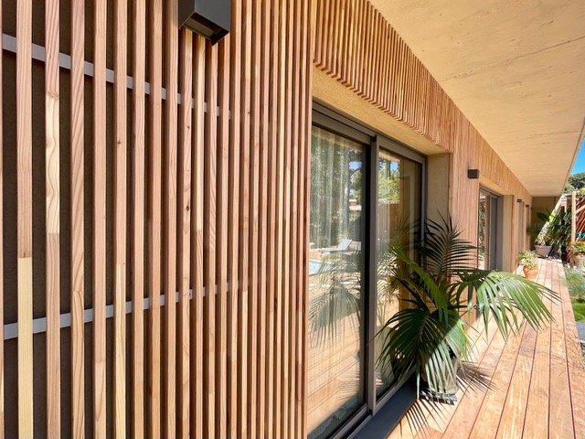 Pose simple d'une façade en claustras Mélèze Kit Kurly .jpeg