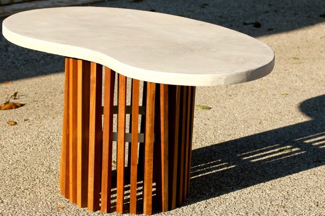 pied de table composé d'un claustra courbe détourné.jpeg