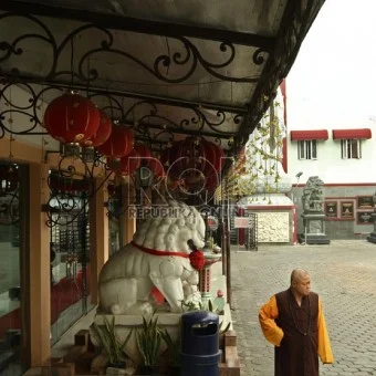 suasana-di-vihara-ekayana-duri-kepa-jakarta-barat-senin-_130805214152-349-340x340.jpg