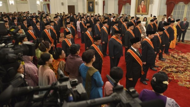 Sejumlah pejabat negara dan mantan pejabat negara penerima Tanda Kehormatan RI Bintang Mahaputera dan Bintang Jasa mengikuti acara penganugerahan yang diserahkan oleh Presiden Yudhoyono di Istana Negara, Jakarta, Senin (13/10). (sumber: Antara/Widodo S.Jusuf)
