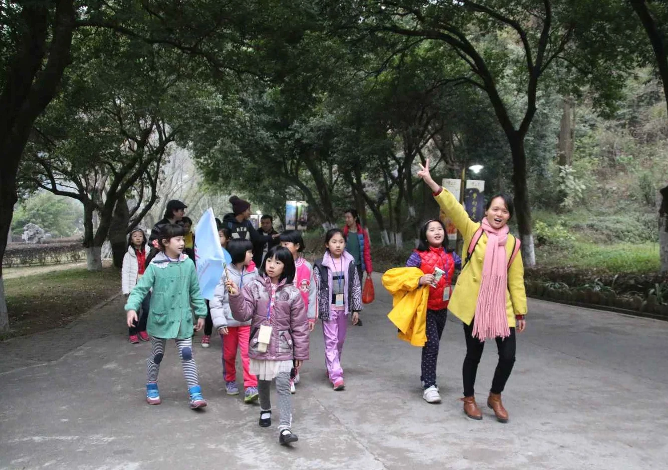 Bilingual teaching assistant with students during Winter Camp, 2015
