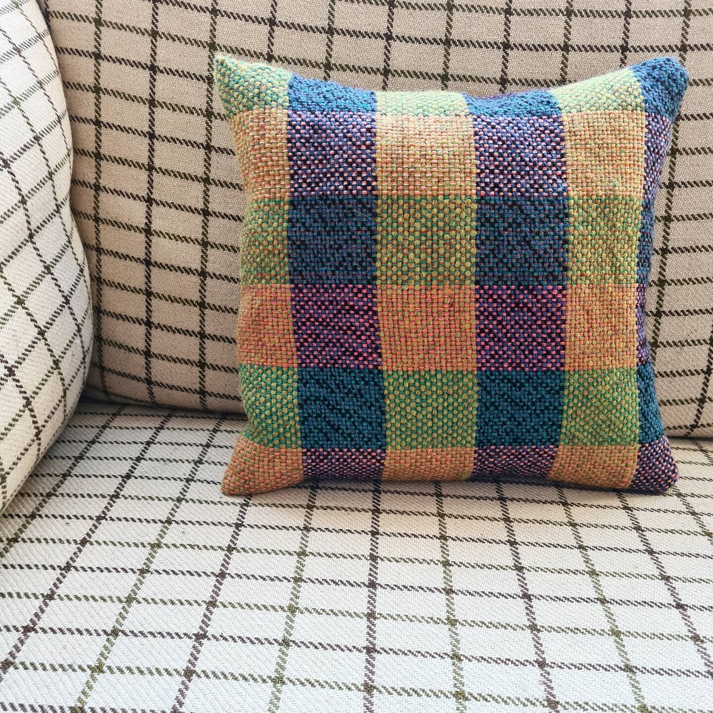 Homeschooling is almost over in Denmark. On Monday my kids will be back in school. We did okay. A cushion was woven.

#weaving #colour #colourlove #green #red #craft #v&aelig;v #v&aelig;vning #weaversofinstagram