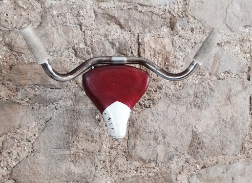 A totally new look comes about with a multi coloured retro saddle and upturned handle bars. It didn't look right without the grips.