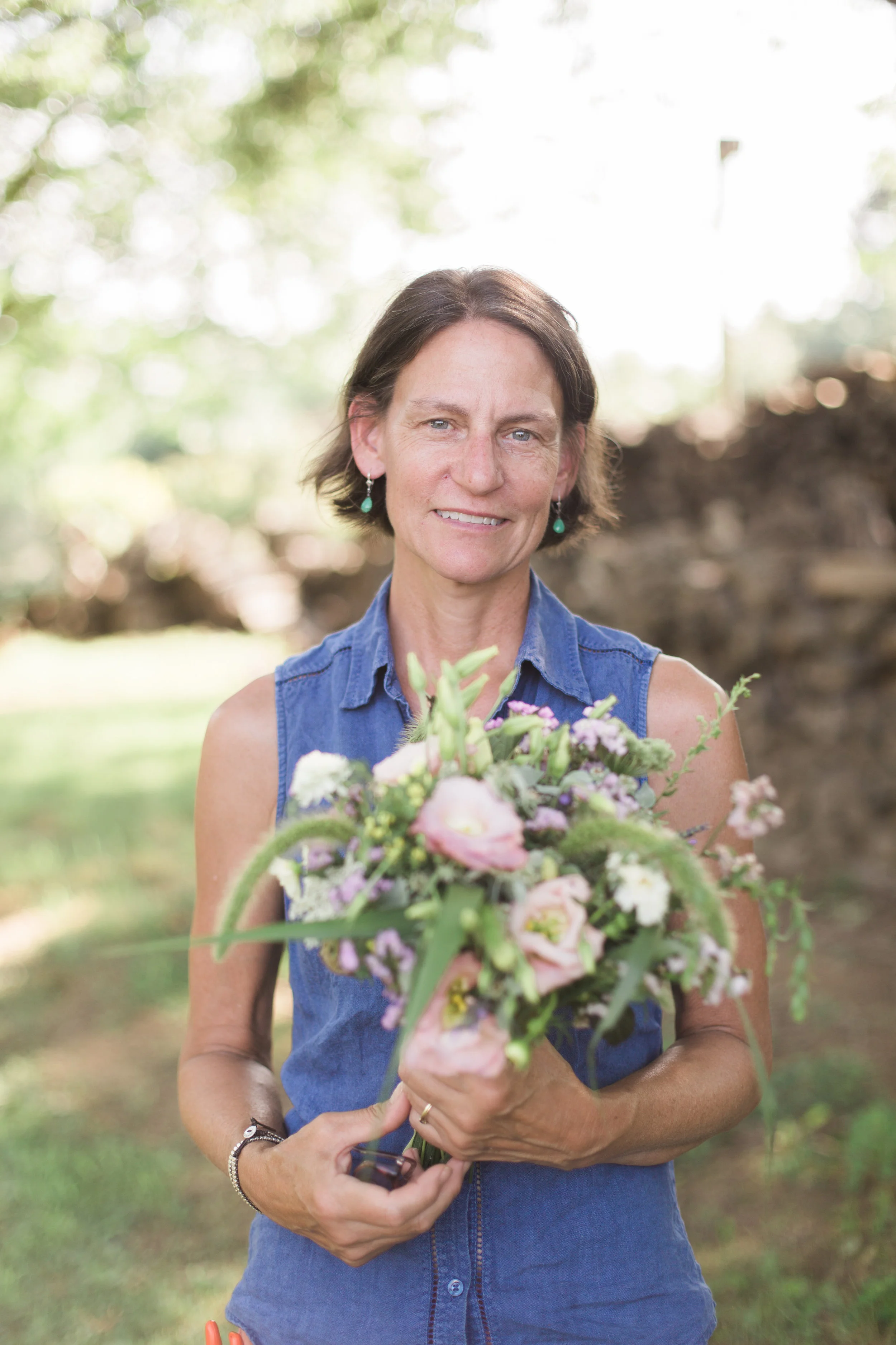 Helen Campbell of Helen's Garden is just 20 minutes away from my farm. I'm thankful to have such a supportive and friendly flower neighbor. This was her second Blooms and Bouquets.