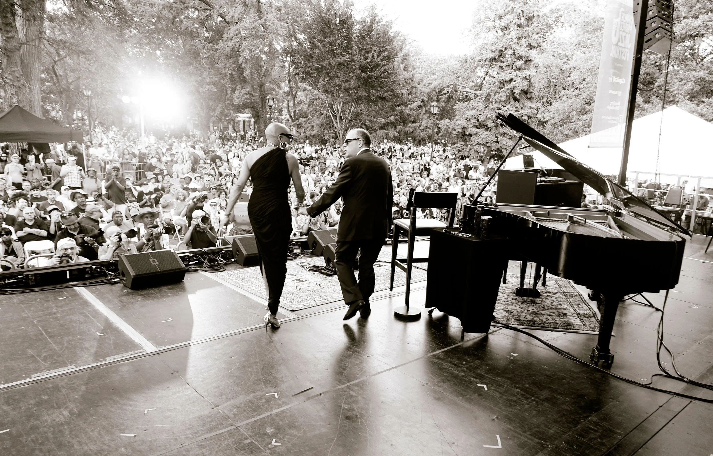 BillDeeDeestage BW FB.jpg