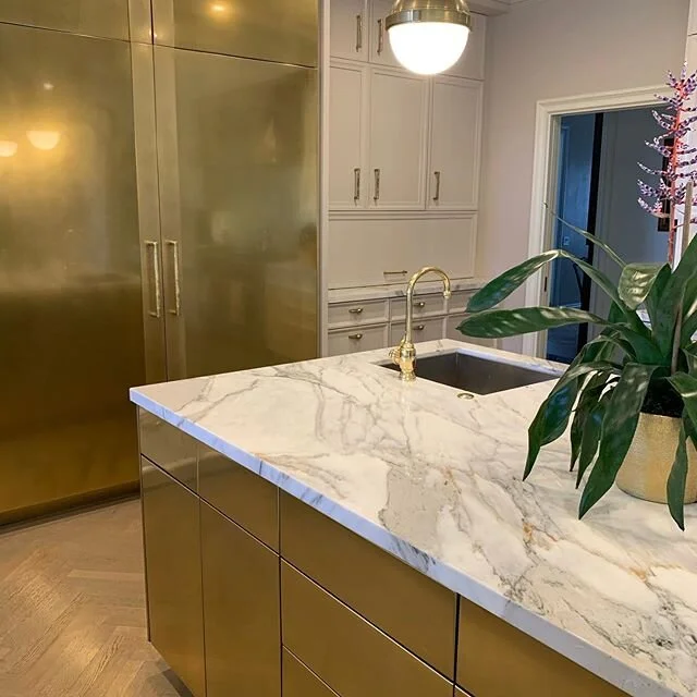 Still one of my favorite kitchens I did with one of my favorite clients!! #customkitchen #brasscabinets #serierare #interiordesign #ljbhomedesign