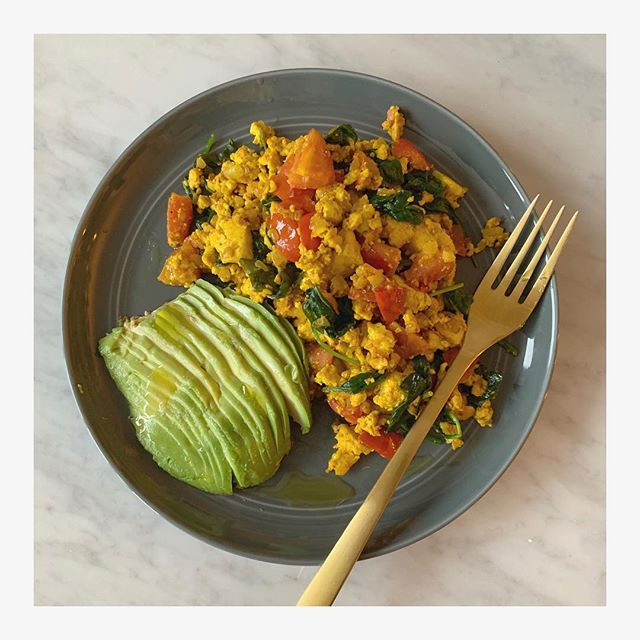 I never thought I would find a savory breakfast that would replace eggs but I think I just did! When I was in California I tried some scrambled tofu at @erewhonmarket and loved it. I attempted to replicate what I ate and I think I may just have done 