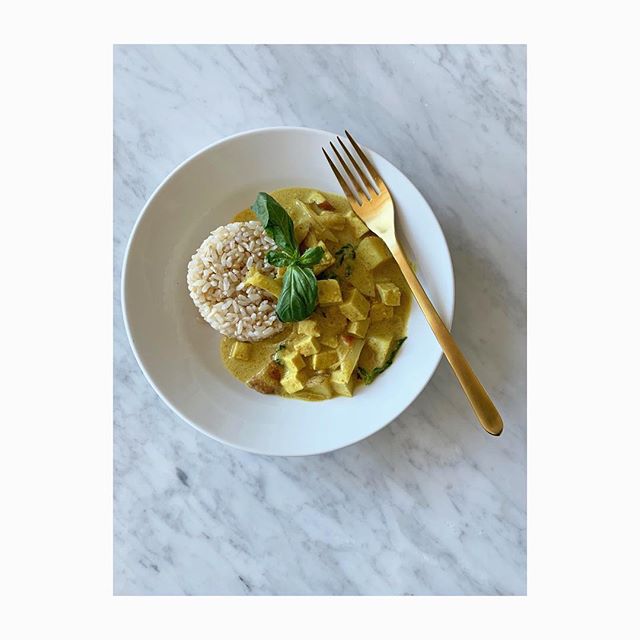 Thai coconut curry and yes it tastes as good as it looks! This is the perfect dish to make on a sunny Sunday afternoon. 💛