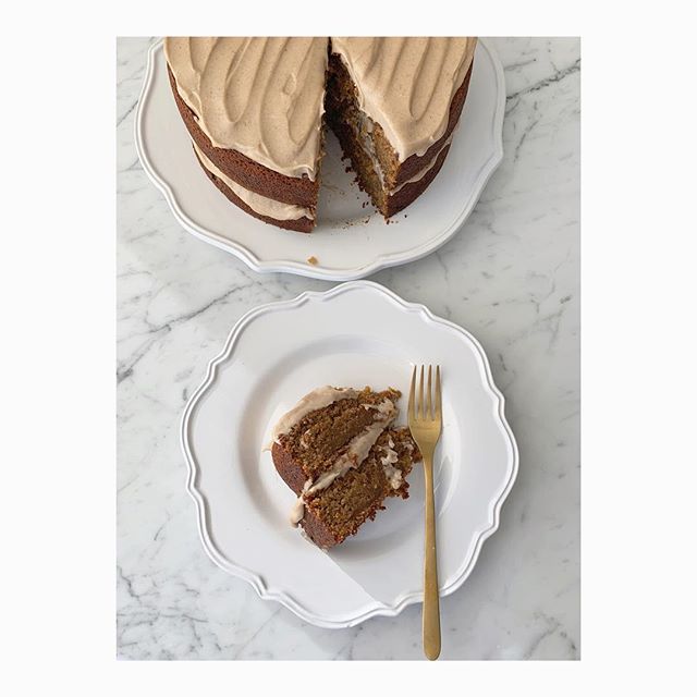 Happy Friday! You should treat yourself today because you probably worked your butt off all week at whatever it is you do and sometimes you have to take a minute and say...you are amazing. I did that today with a slice of @deliciouslyella carrot cake