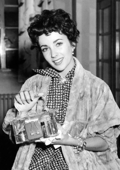 Liz Taylor sporting a lucite purse. Image via Johanna Ost . 