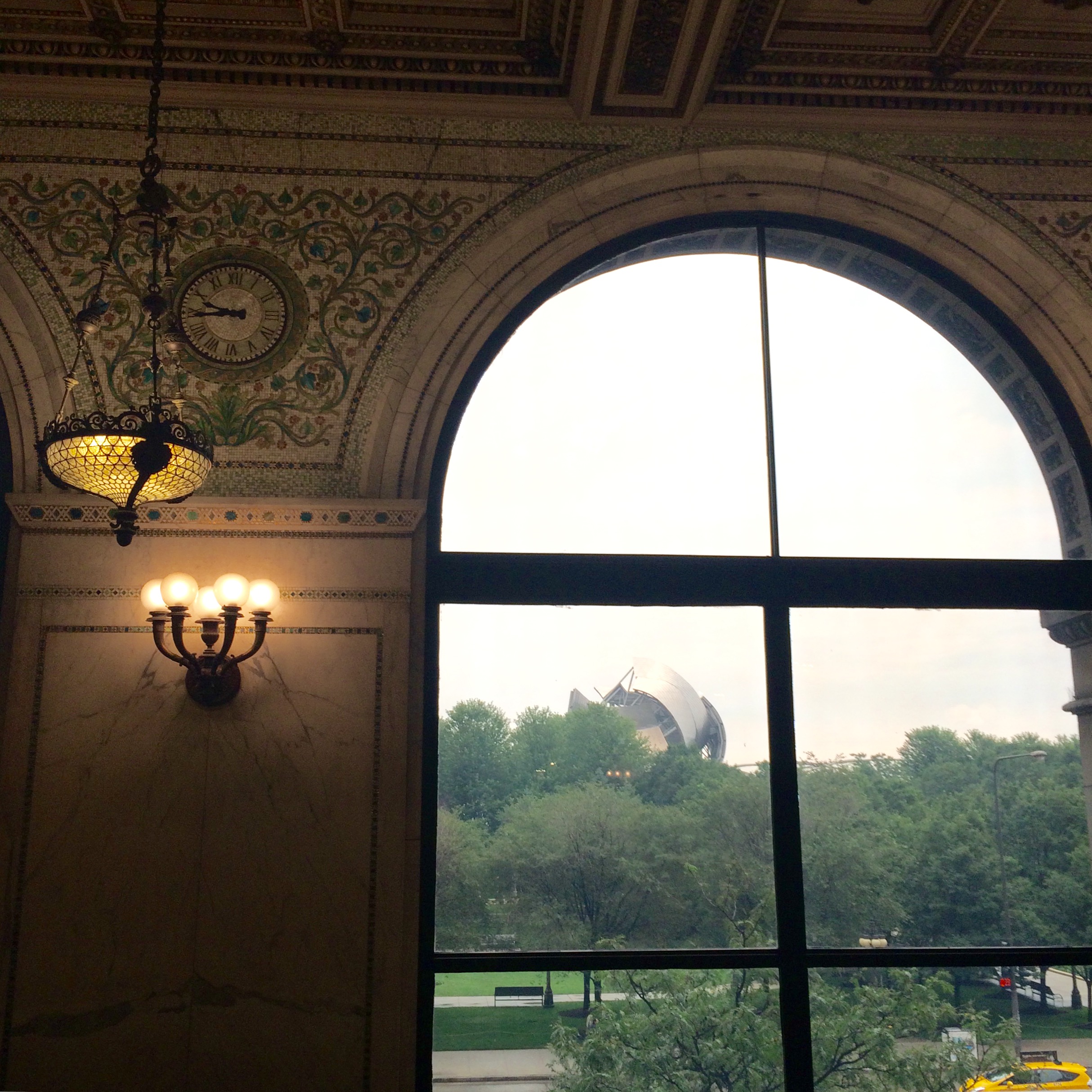 :: you can see a snippet of millennium's park futuristic sculptures - very cool viewed from the lens of this old classical style building ::