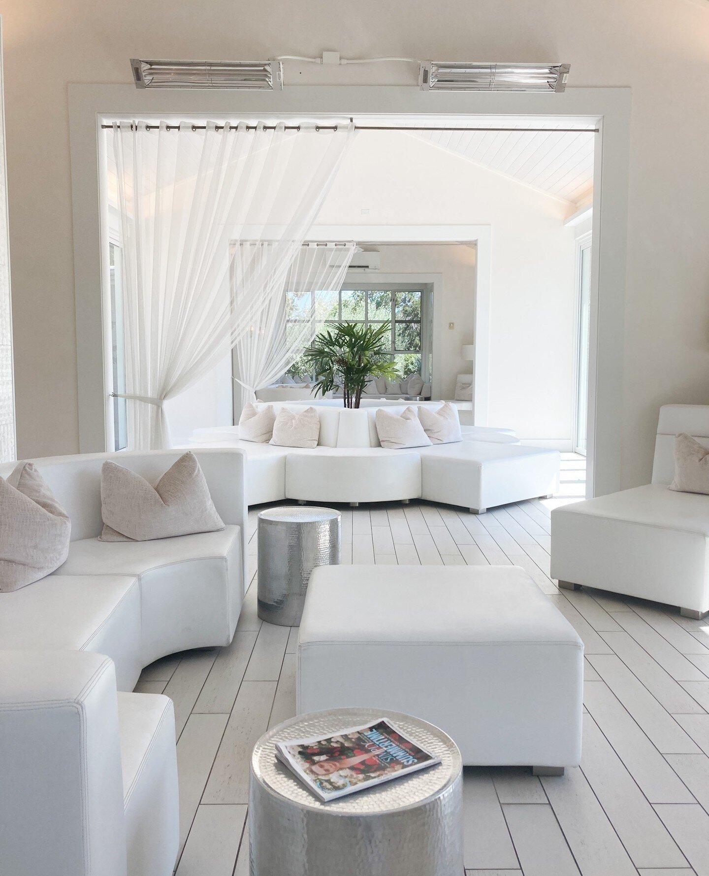 #brightwhitewednesday ... still dreaming of this beautiful, serene spa situation at the Solage in Calistoga. Raise your hand if you could use about 42 consecutive hours at the spa right now! ⁠
⁠
#interiorinspiration⁠
#interiorinspo⁠
#allwhiteeverythi