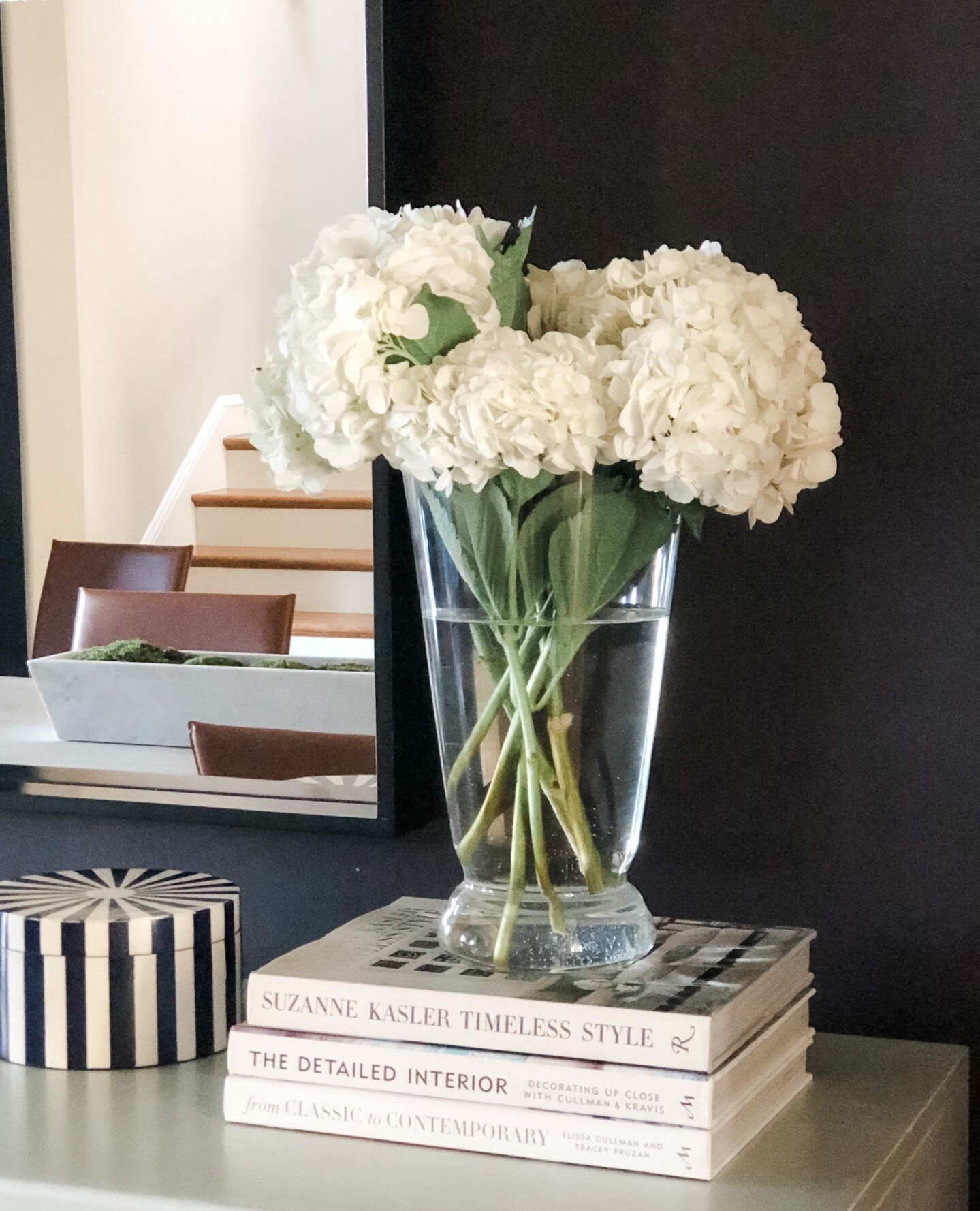 #floralfriday ... I don't know if I ever shared this shot from our #seacliffsplendorproject . This is a vignette on the dining room console. I love the black and white contrast, and that little bone inlay box is everything! Also, if you know me at al