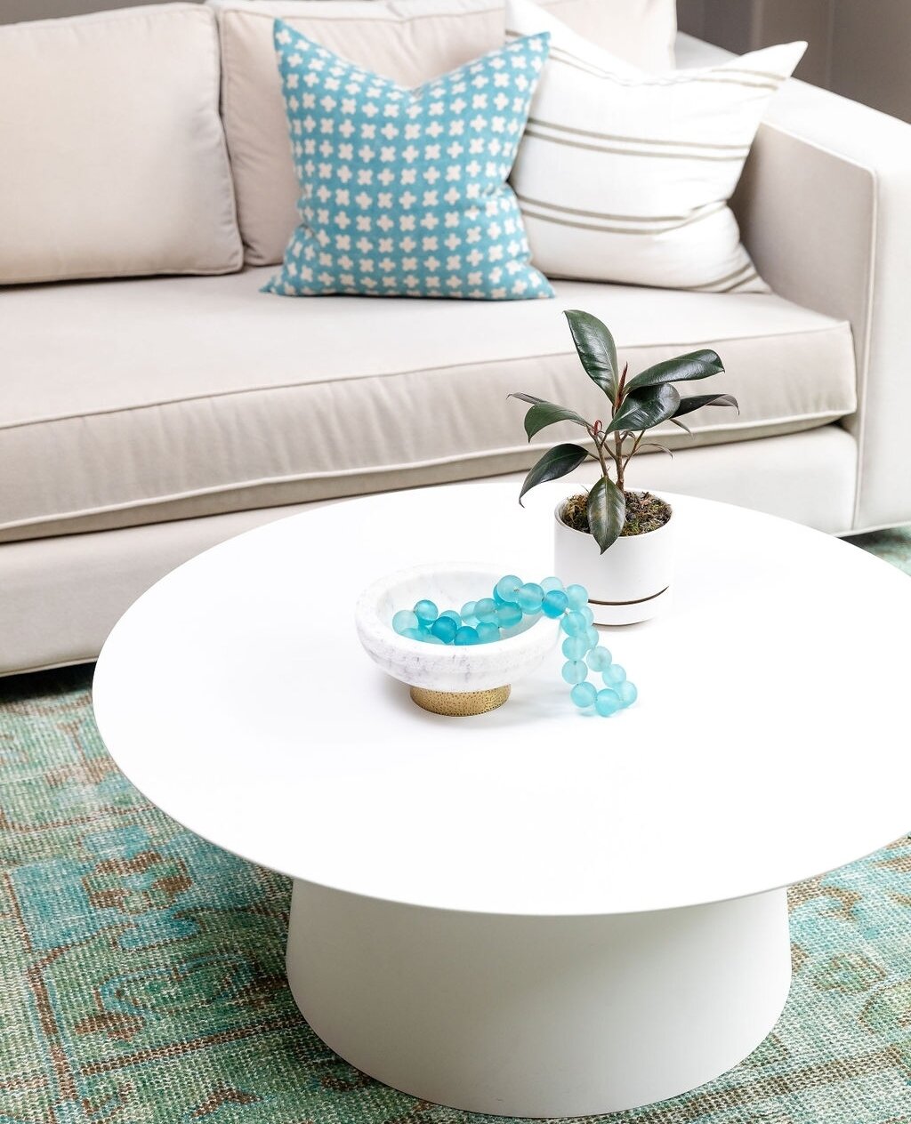 #brightwhitewednesday : there's nothing like a simple white coffee table to provide a blank canvas for styling. 😀⁠
⁠
The media room at our #seacliffsplendor project also serves as an entry to and from the backyard, and with two little boys and a lit