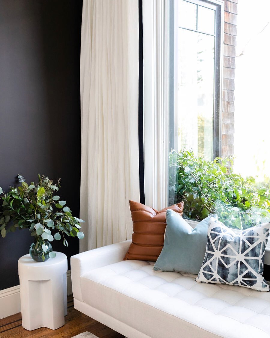 Cozy corner from the music room at our #seacliffsplendor project. 🖤

Photo: @saraheichstedtphotography 

#interiordesign
#interiors
#interiordecor
#interiordecoration
#interiorstyling
#interiordesigner
#walnutcreekinteriordesigner
#lafayetteinterior