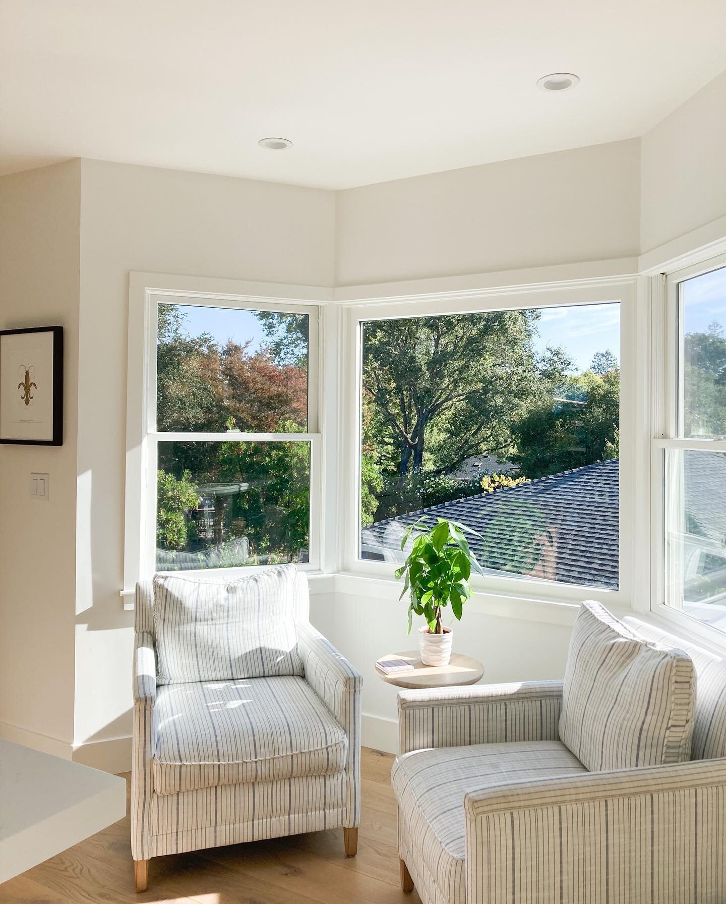 Love this sunny nook in the kitchen at one of our Lafayette projects. Sit me here all day with my coffee and a good interior design mag, please and thank you. 😎 ☕️ 📖. 

Have a great weekend friends!

#interiordesign
#interiors
#interiordecor
#inter