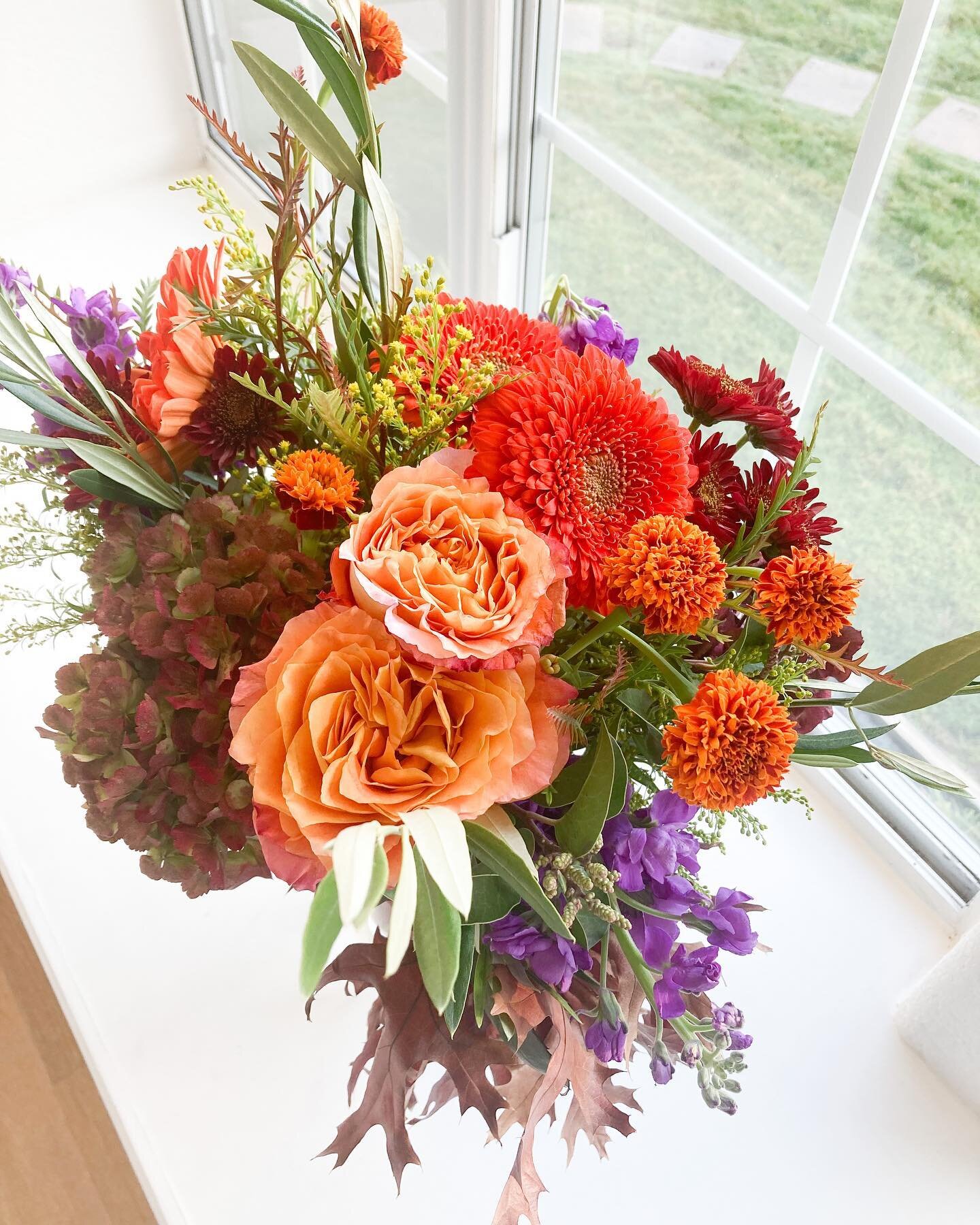 The most beautiful fall arrangement from @sacc826 by @flower.bowl 🍂🌹🍁

#floralfriday 
#casasaccullo 

#designinspo
#instadecor
#livebeautifully
#homeinspiration
#aesthtic
#interior123
#mycuratedvibe
#hometour
#myhousebeautiful
#designsponge
#theev