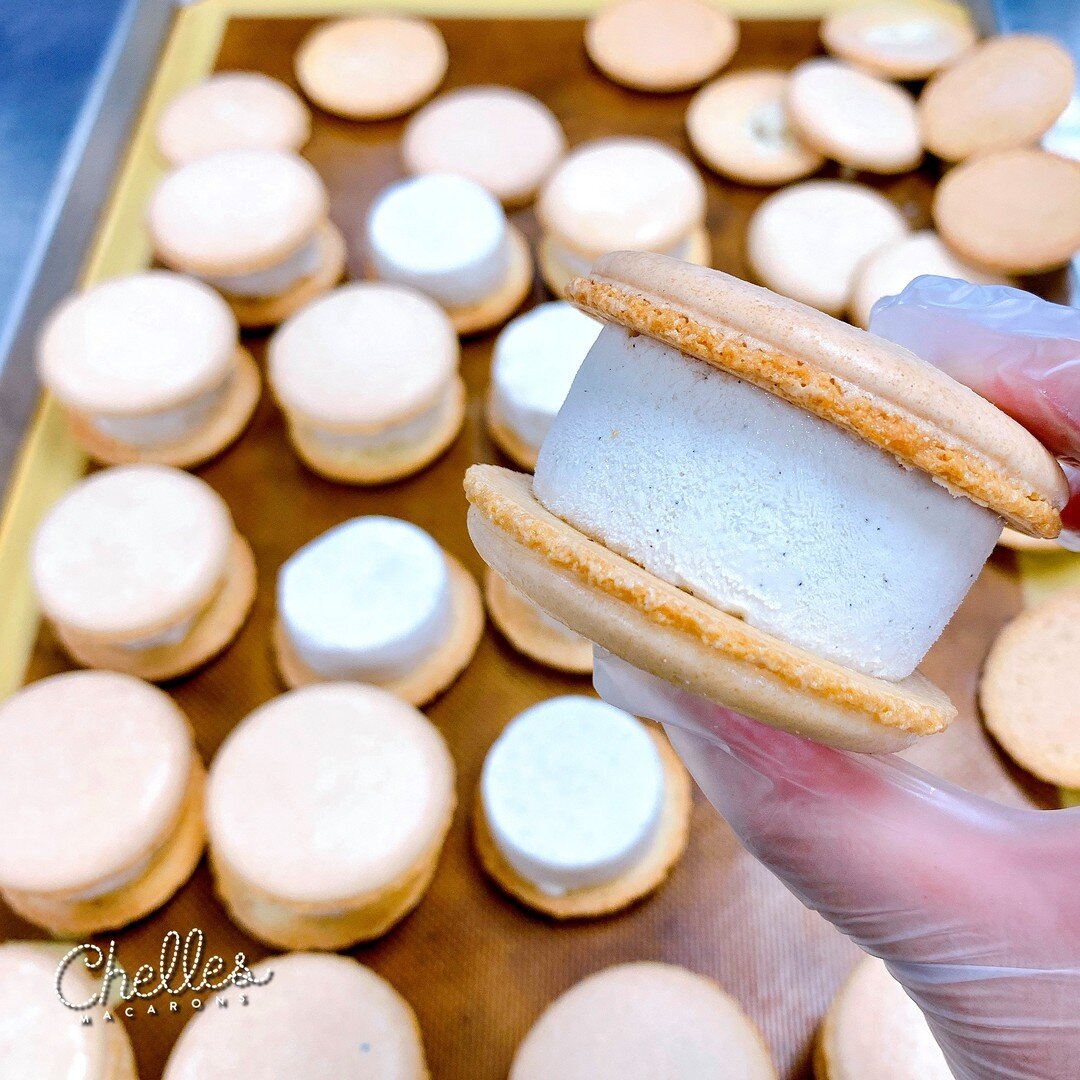 Give us vanilla ice cream, and we'll give you vanilla ice cream macs! Happy National Vanilla Ice Cream Day! 🍨 #ChellesYeah #nationalvanillaicecreamday #macarons