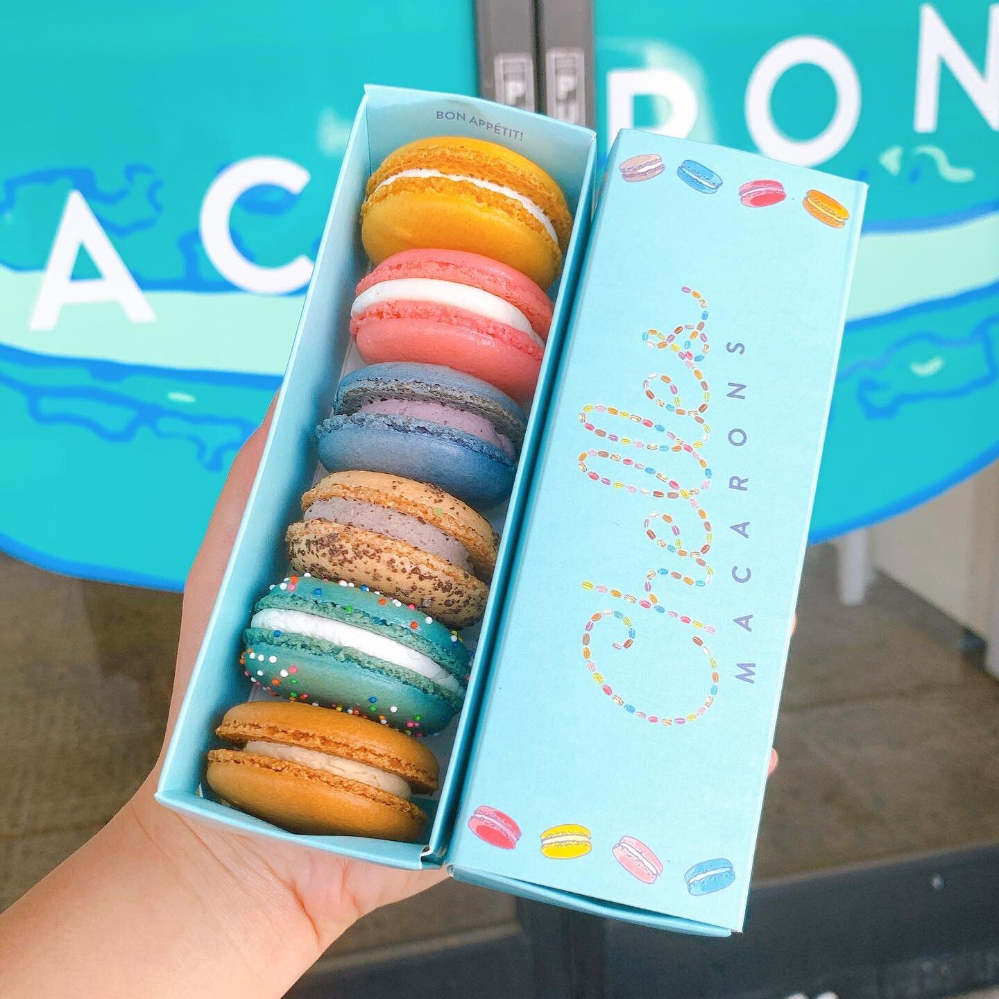 The simple happiness! Grab a box to-go and share the happiness! 🤩 

#ChellesMacarons #macaron #frenchmacarons #bakery #baking #foodie #sweettooth #cookies #dallasfoodie #instafood #instagood #dessert #macaronlove #patisserie #macaronstagram #foodpic