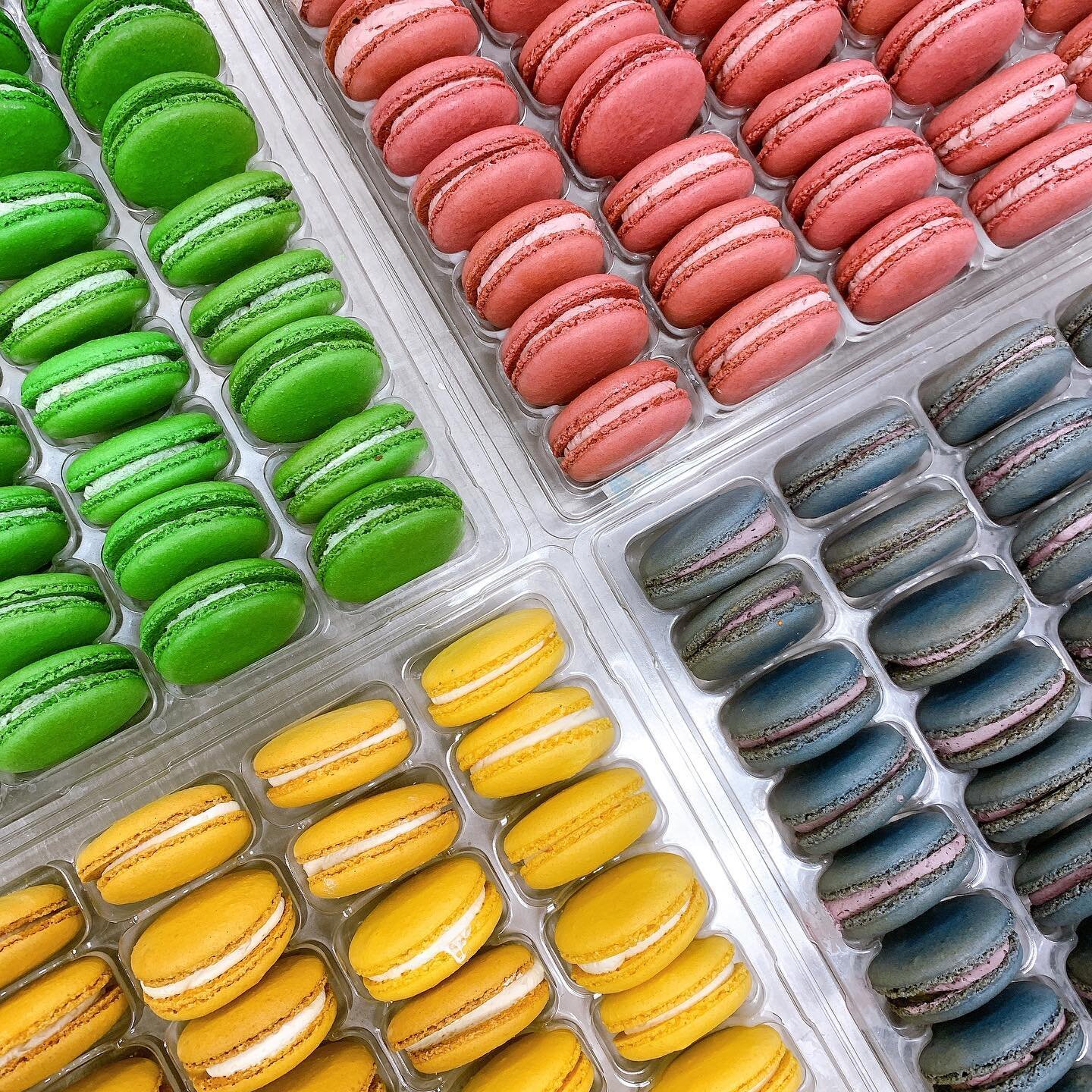 These colors make us happy ! 

#ChellesMacarons #macaron #frenchmacarons #bakery #baking #foodie #sweettooth #cookies #dallasfoodie #instafood #instagood #dessert #macaronlove #patisserie #macaronstagram #foodpics #sweettreats #macaronlover #macarons