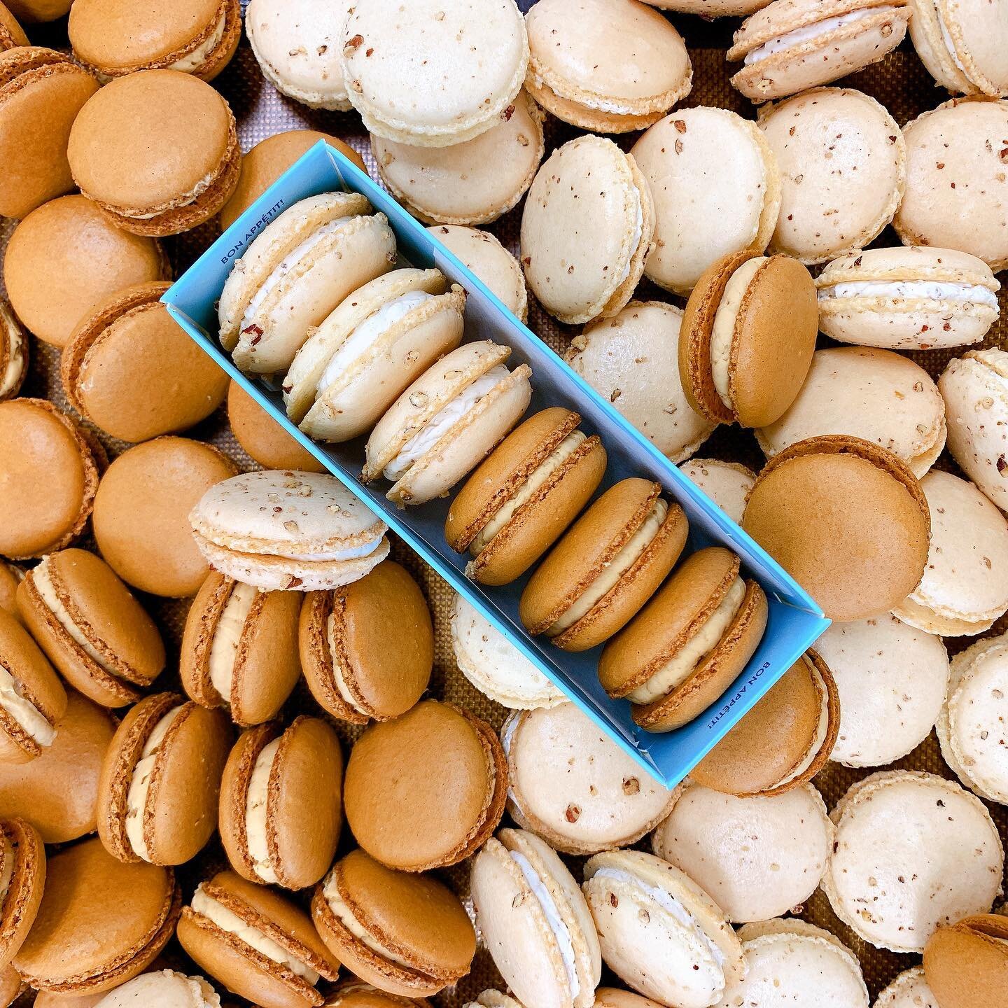 Salted caramel and Italian cream such lovely combo who doesn&rsquo;t love ? 😍 

#ChellesMacarons #macaron #frenchmacarons #bakery #baking #foodie #sweettooth #cookies #dallasfoodie #instafood #instagood #dessert #macaronlove #patisserie #macaronstag