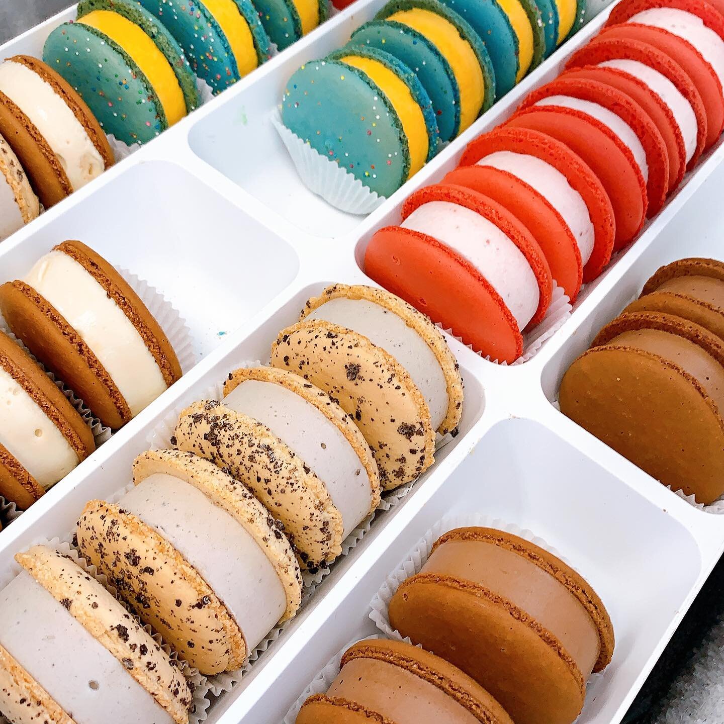 It&rsquo;s the long weekend! Time to treat yo&rsquo;self😍 Stop by our Plano or Dallas location ! We open 11am -6:00pm 

#ChellesMacarons #macaron #frenchmacarons #bakery #baking #foodie #sweettooth #cookies #dallasfoodie #instafood #instagood #desse