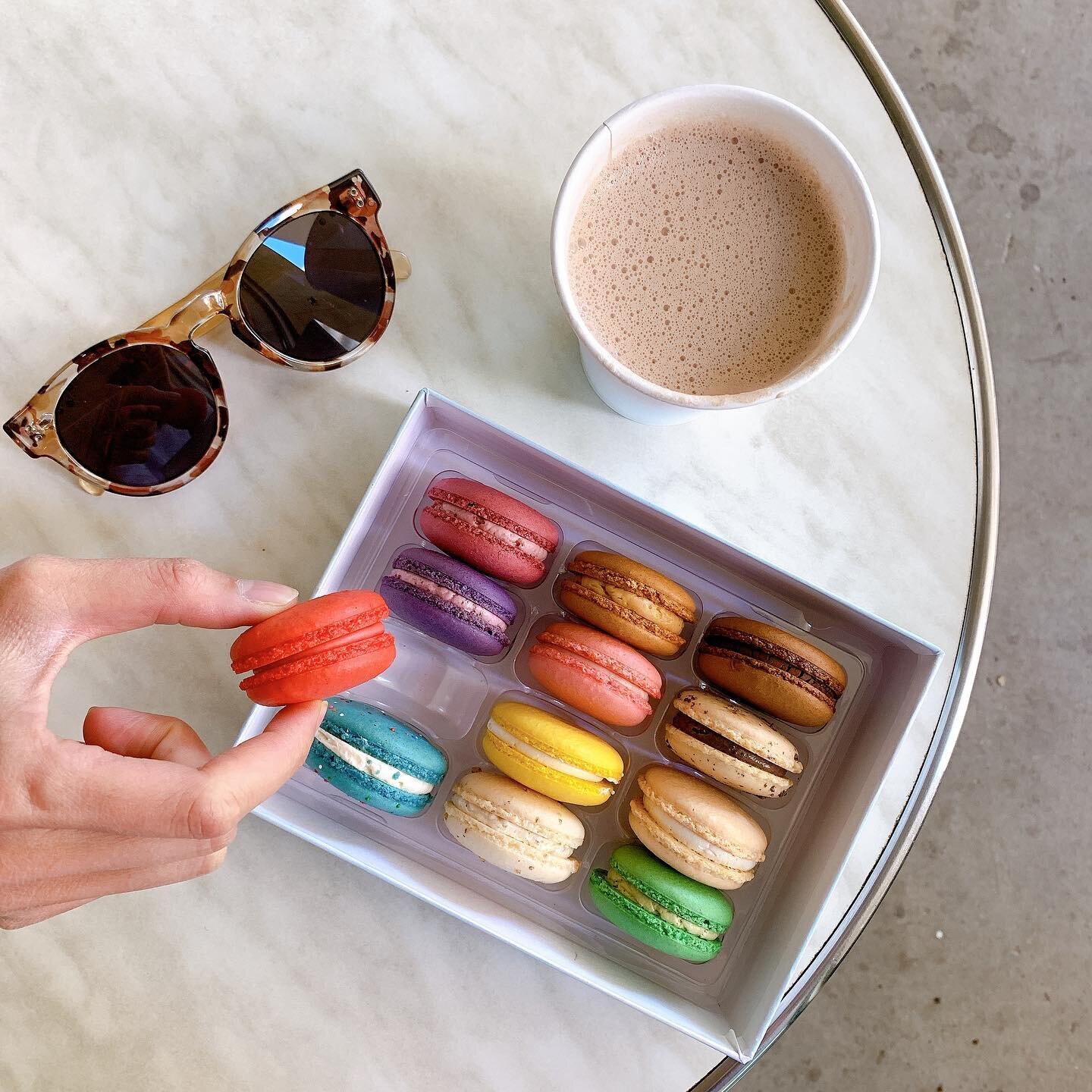 Upgrade your coffee break with a box of colorful delicious macarons ! 
Happy Tuesday ! 🤩

#ChellesMacarons #macaron #frenchmacarons #bakery #baking #foodie #sweettooth #cookies #dallasfoodie #instafood #instagood #dessert #macaronlove #patisserie #m