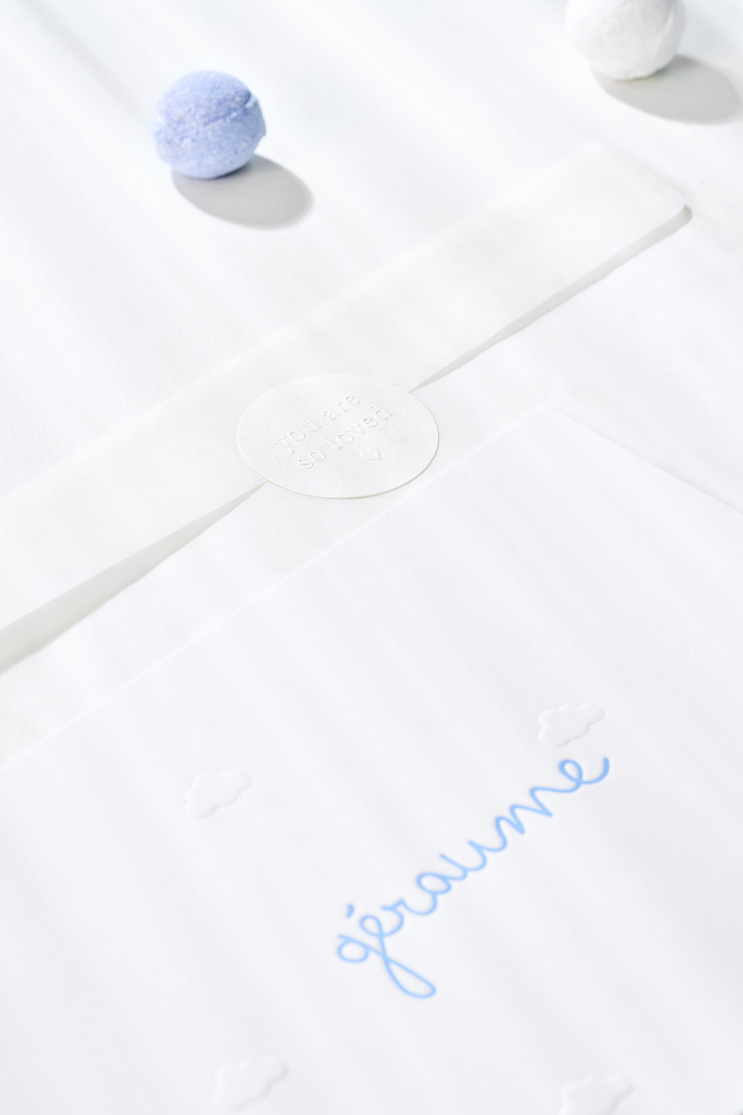 geboortekaart met naam in letterpress en wolkjes in embossing